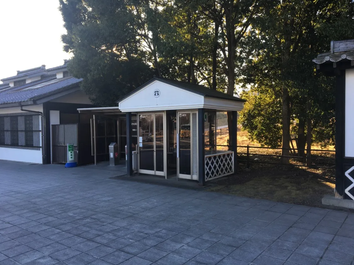甘楽PA下り 喫煙所と電話ボックス