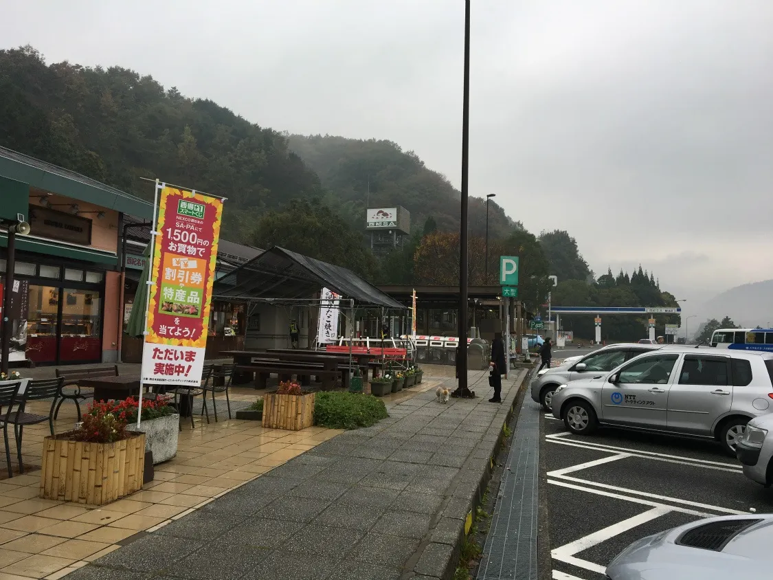 西紀SA下り　通路