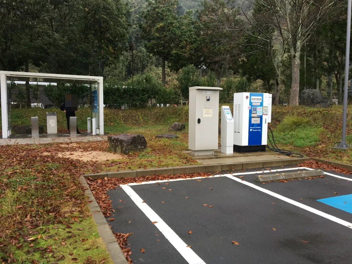 西紀SA下り　EV急速充電器と喫煙所