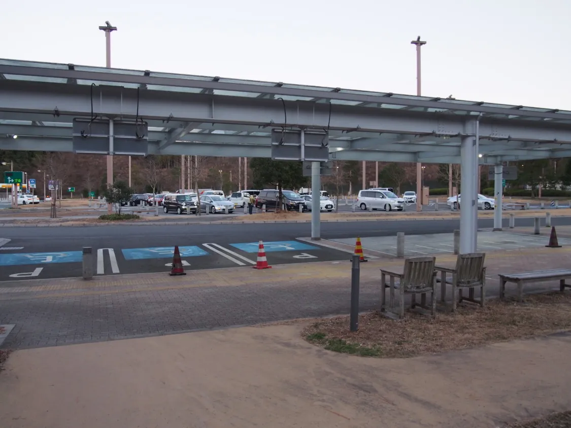 静岡SA上り ドッグランから見た駐車場